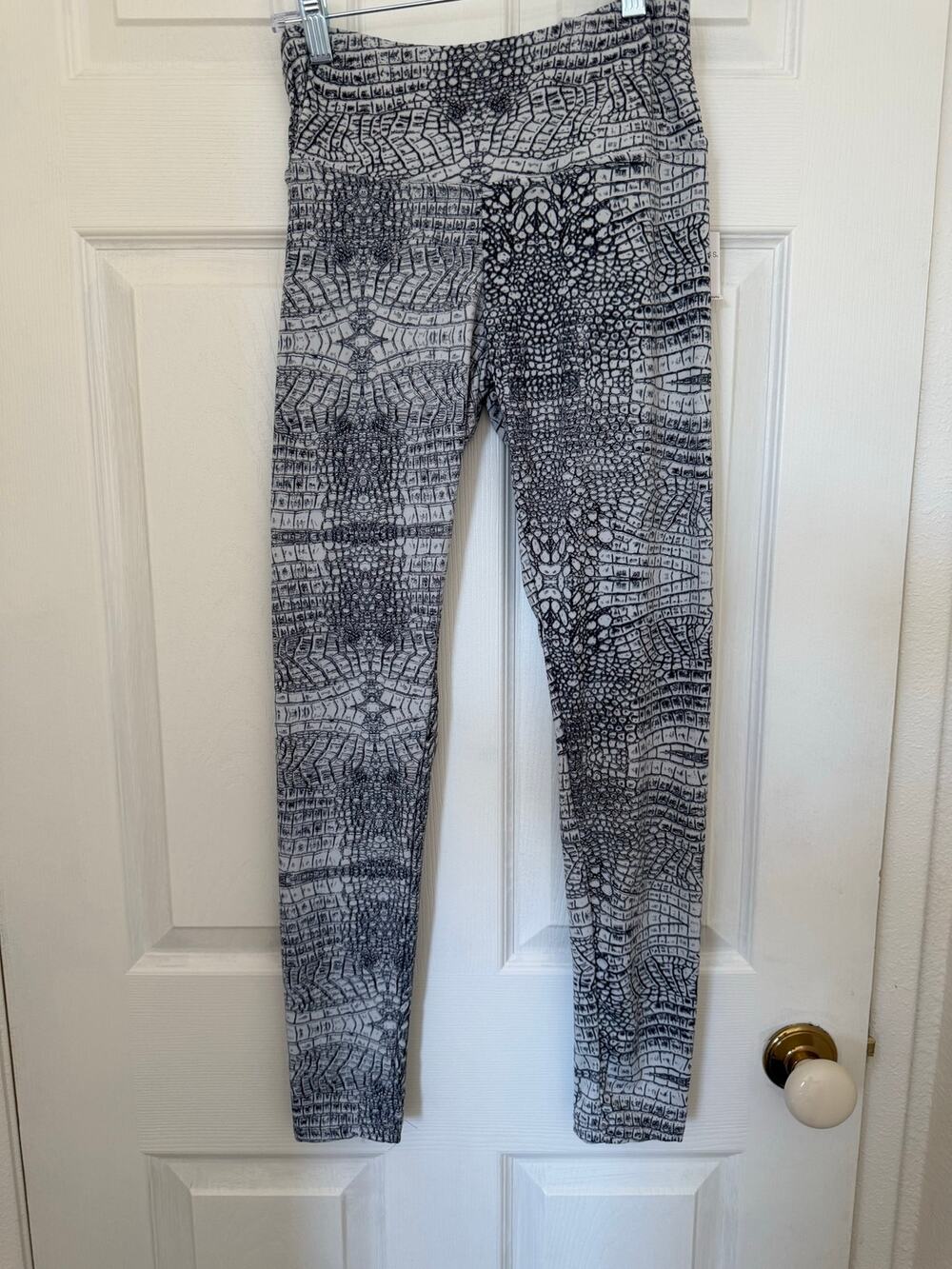 Hot Kiss Women's Crocodile Print Leggings Medium Black Gray NWT